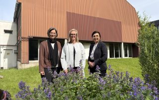 Verena Zschippang Teammleiterin des Arbeitgeberservices der Bundesagentur für Arbeit mit Sylvia Tiews und Hatice Müller Aras im Projektgarten UFOspace